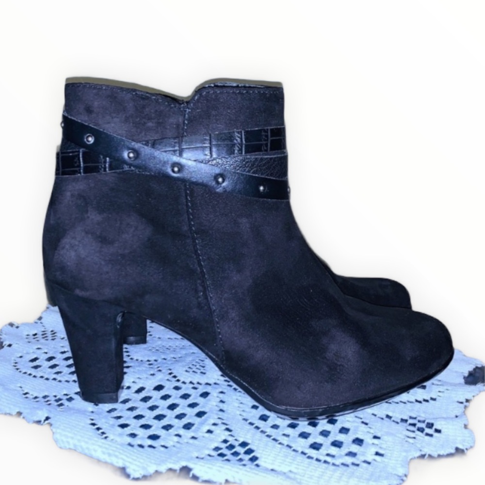 AEROSOLES Suede Black Ankle Booties